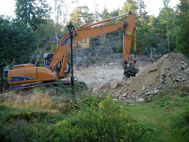 img04.JPG - I augusti kom Anders och började gräva