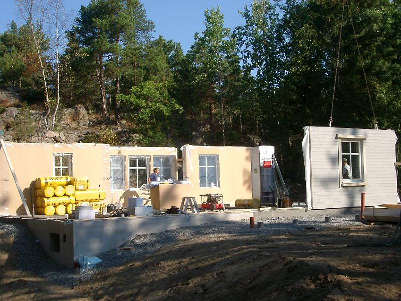 img12.JPG - Väggblocken, material till innerväggar, panna mm lyfts på grunden